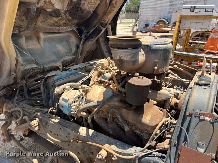 image for item DN3053 1987 Ford C8000  oil distributor truck