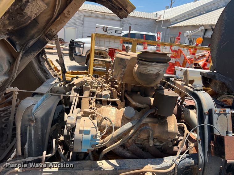 image for item DN3053 1987 Ford C8000  oil distributor truck