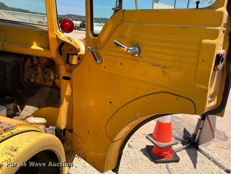 image for item DN3053 1987 Ford C8000  oil distributor truck