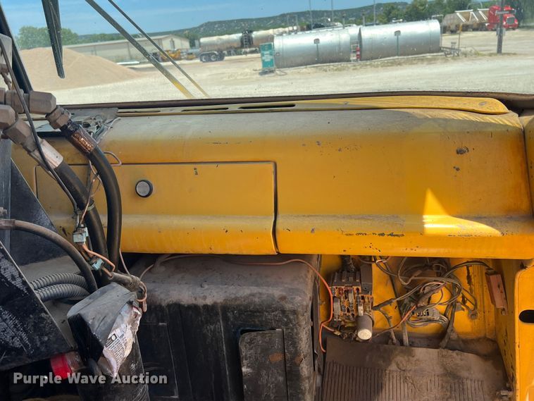 image for item DN3053 1987 Ford C8000  oil distributor truck