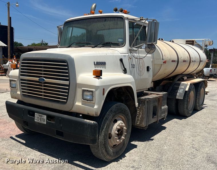 image for item DN3054 1995 Ford L9000  water truck