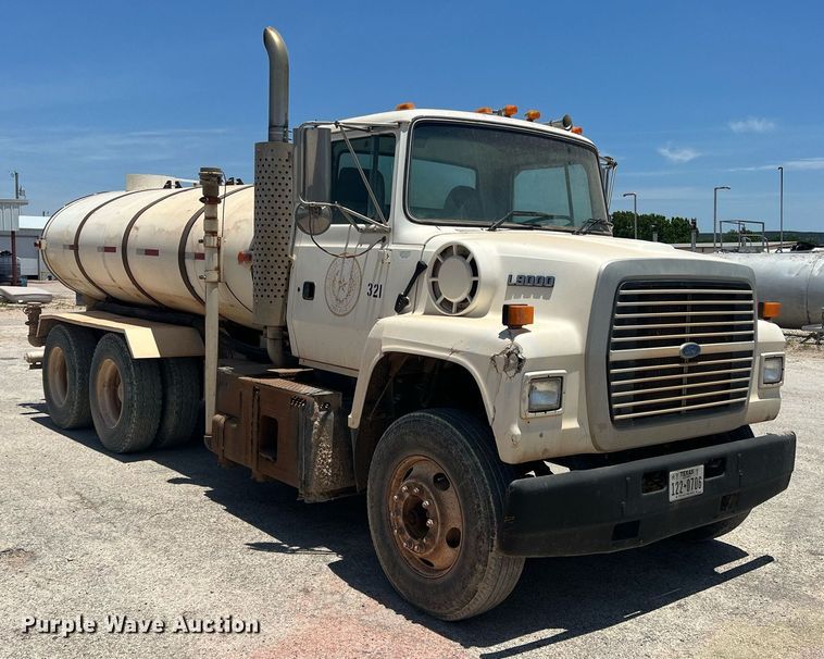 image for item DN3054 1995 Ford L9000  water truck