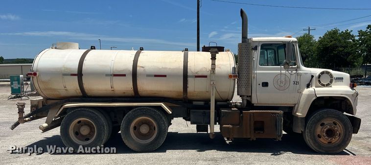 image for item DN3054 1995 Ford L9000  water truck