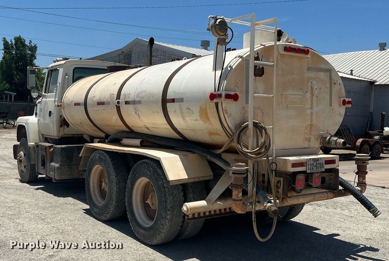image for item DN3054 1995 Ford L9000  water truck