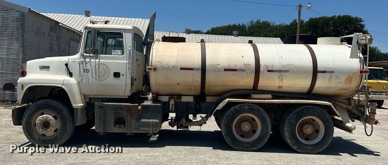 image for item DN3054 1995 Ford L9000  water truck