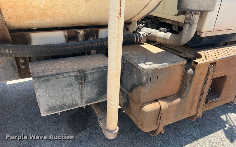 image for item DN3054 1995 Ford L9000  water truck