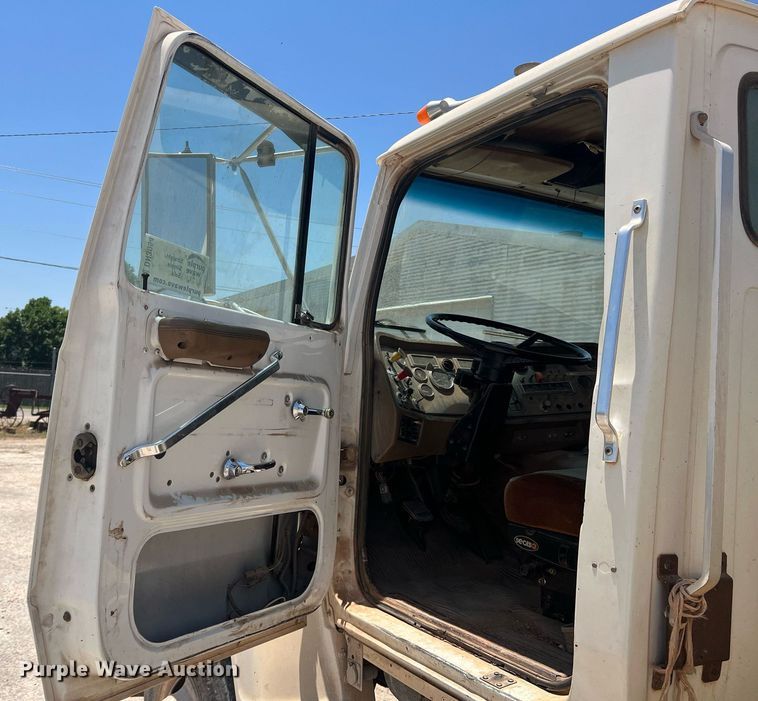 image for item DN3054 1995 Ford L9000  water truck