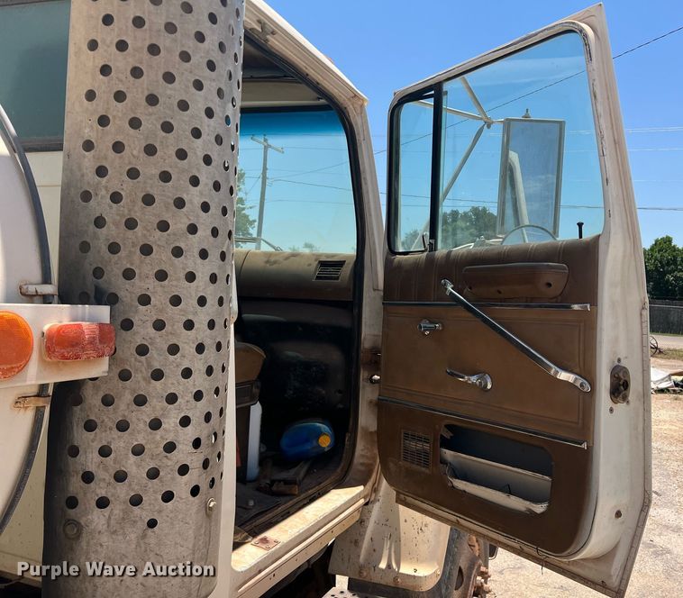 image for item DN3054 1995 Ford L9000  water truck