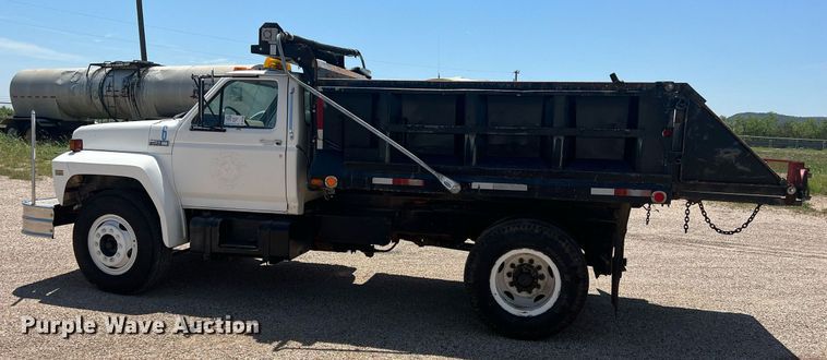 image for item DO1458 1986 Ford F800  dump truck