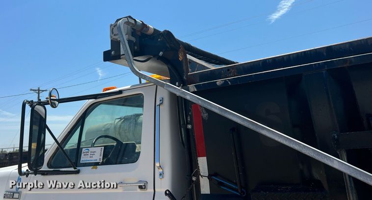 image for item DO1458 1986 Ford F800  dump truck