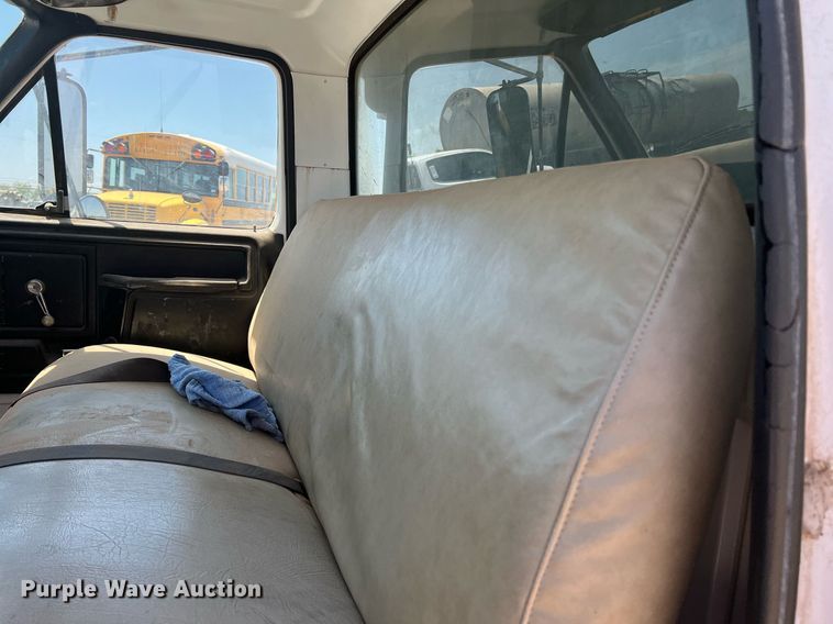 image for item DO1458 1986 Ford F800  dump truck