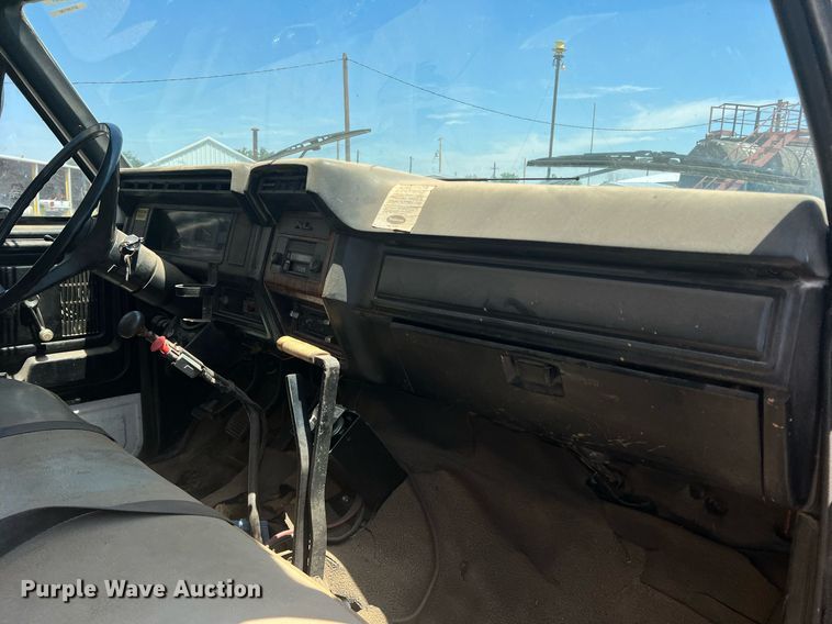 image for item DO1458 1986 Ford F800  dump truck