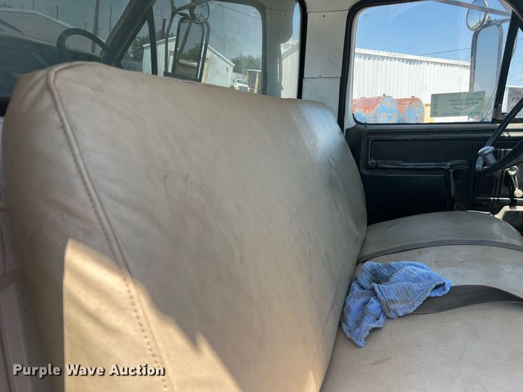 image for item DO1458 1986 Ford F800  dump truck