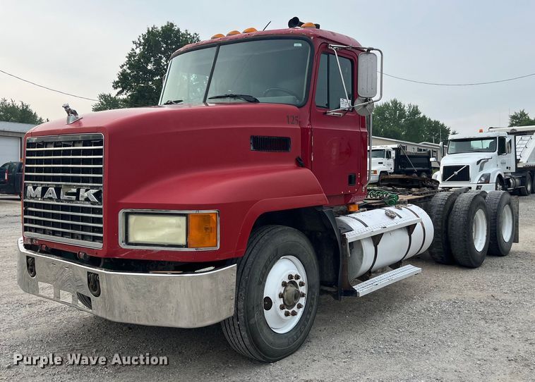 image for item DP0524 1996 Mack CH613  semi truck