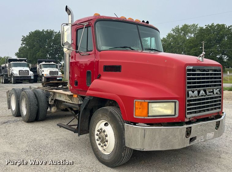 image for item DP0524 1996 Mack CH613  semi truck