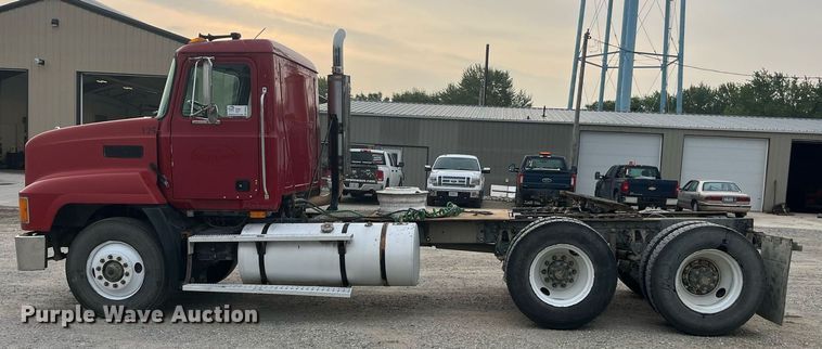 image for item DP0524 1996 Mack CH613  semi truck