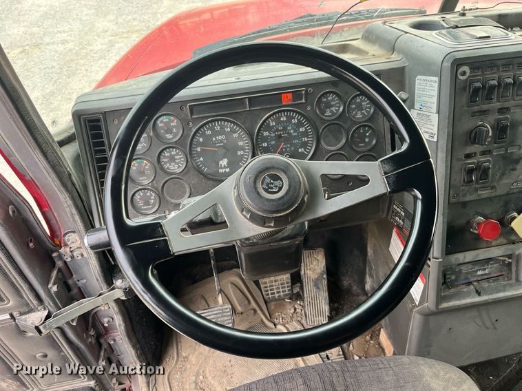 image for item DP0524 1996 Mack CH613  semi truck