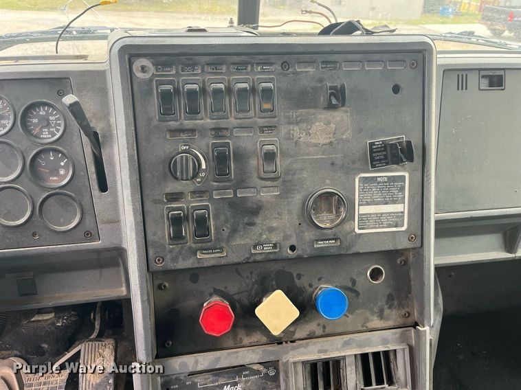 image for item DP0524 1996 Mack CH613  semi truck