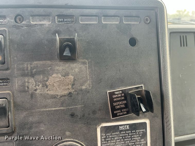 image for item DP0524 1996 Mack CH613  semi truck