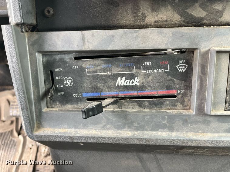 image for item DP0524 1996 Mack CH613  semi truck