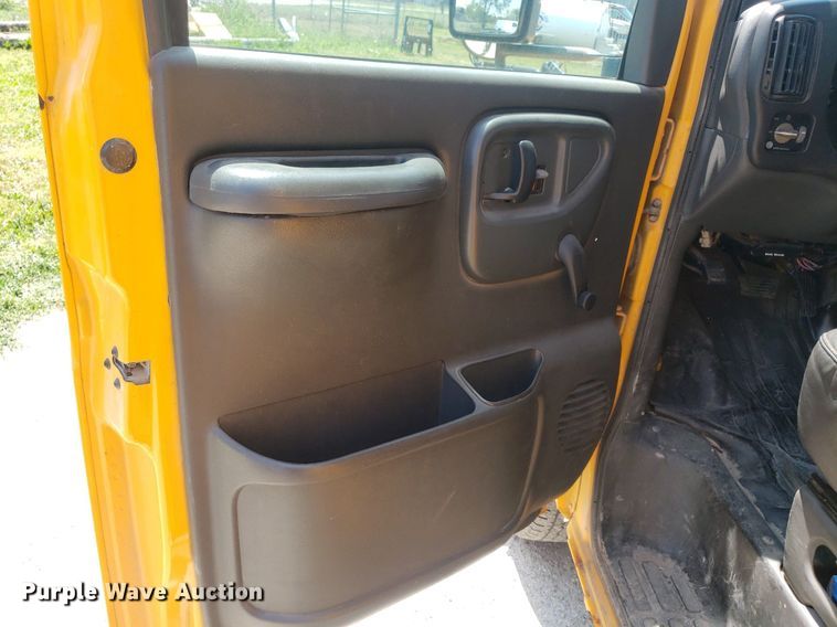 image for item DP8025 2002 Chevrolet Express G3500  school bus