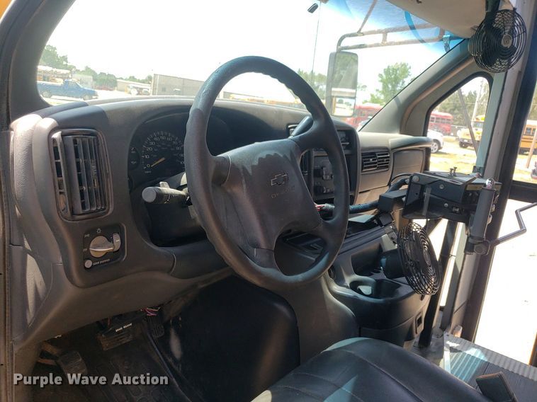 image for item DP8025 2002 Chevrolet Express G3500  school bus