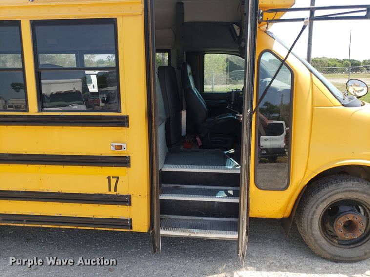 image for item DP8025 2002 Chevrolet Express G3500  school bus
