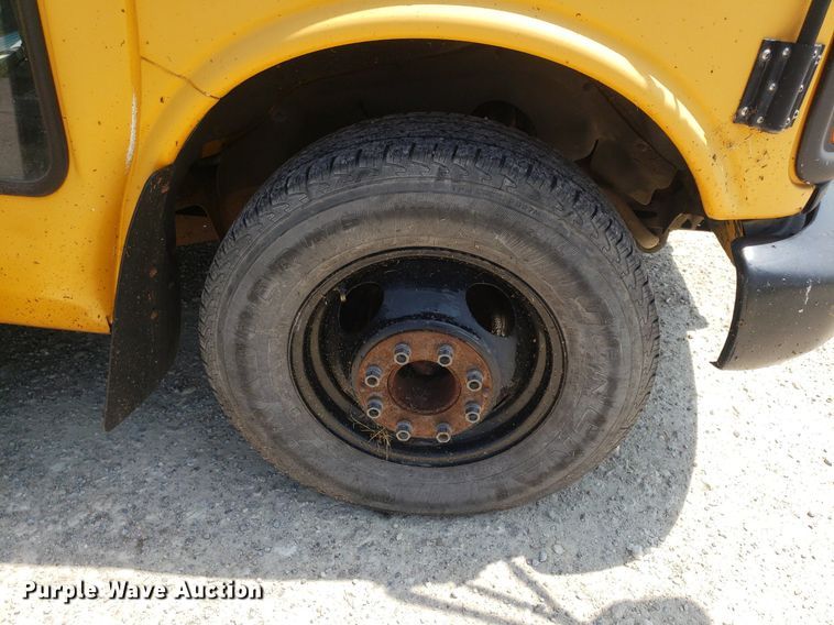 image for item DP8025 2002 Chevrolet Express G3500  school bus