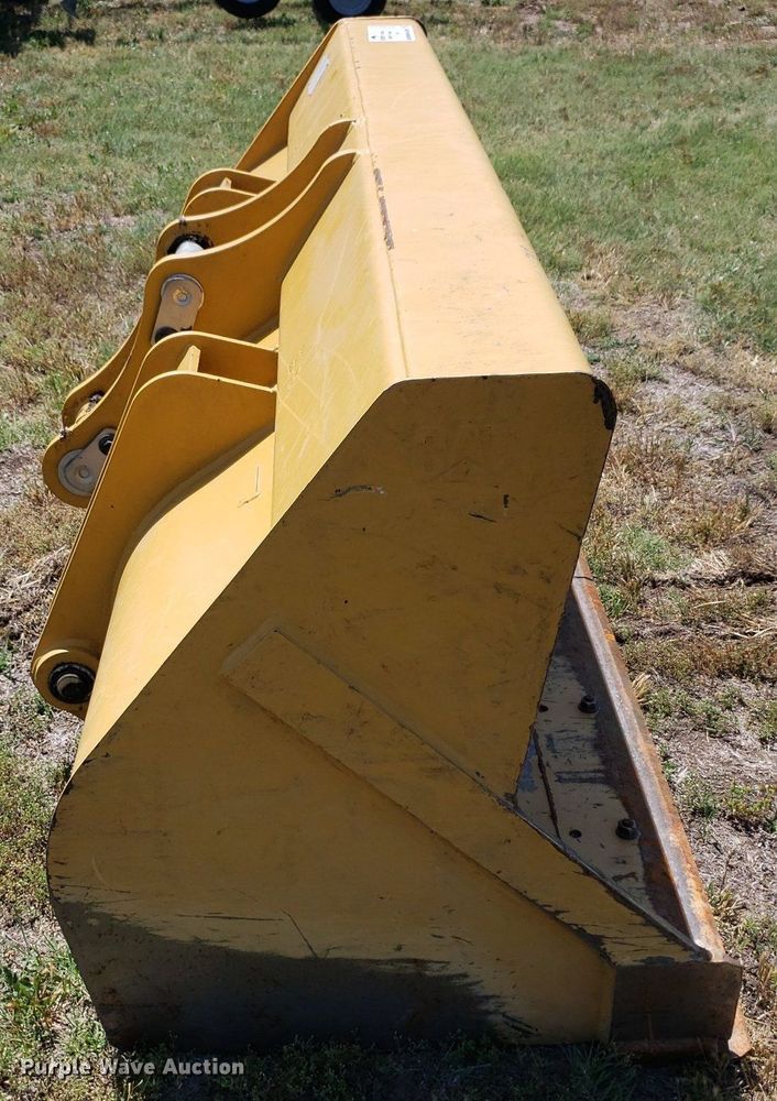 image for item DP8073 Caterpillar  loader bucket