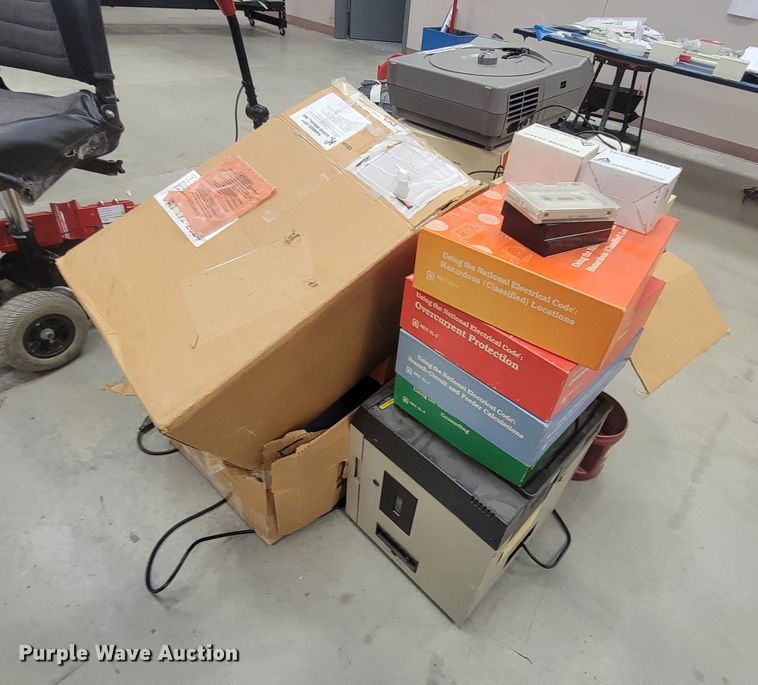 image for item HY9066 (2) slide projectors