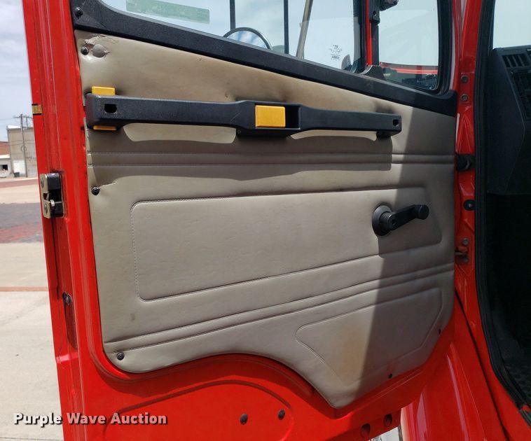 image for item IP9334 1999 Freightliner FL70  rescue vehicle