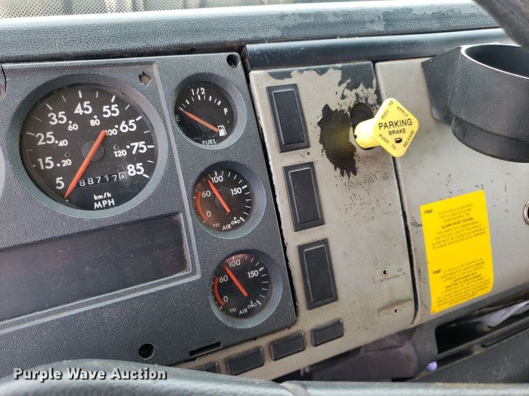 image for item IP9334 1999 Freightliner FL70  rescue vehicle