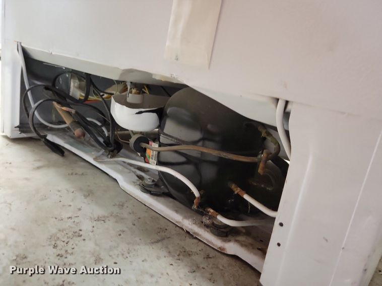 image for item JO9223 2001 Frigidaire FFU20F3AW2  freezer