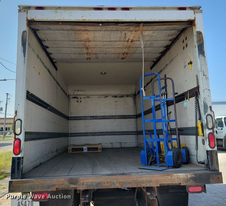 image for item JO9229 1998 International 4700  box truck