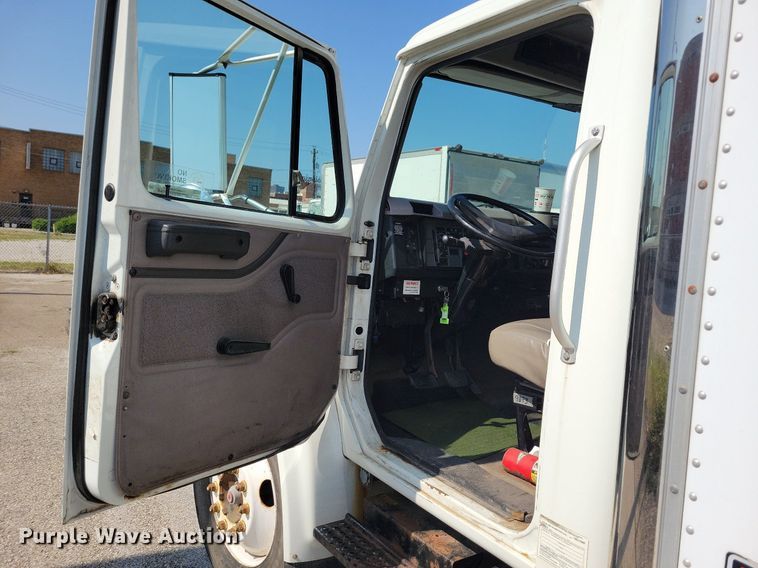 image for item JO9229 1998 International 4700  box truck