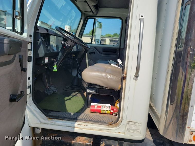 image for item JO9229 1998 International 4700  box truck