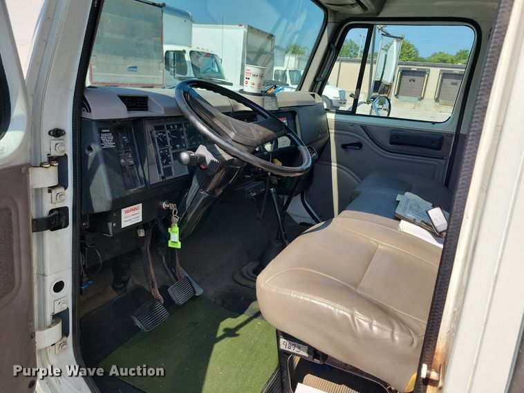 image for item JO9229 1998 International 4700  box truck