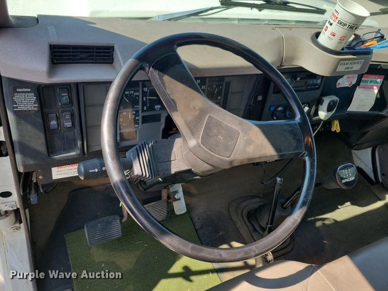 image for item JO9229 1998 International 4700  box truck