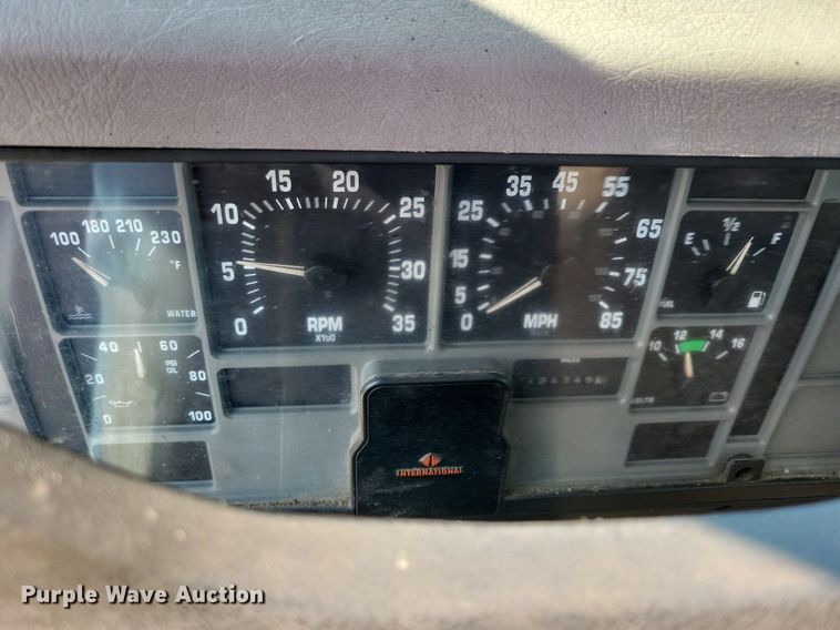 image for item JO9229 1998 International 4700  box truck