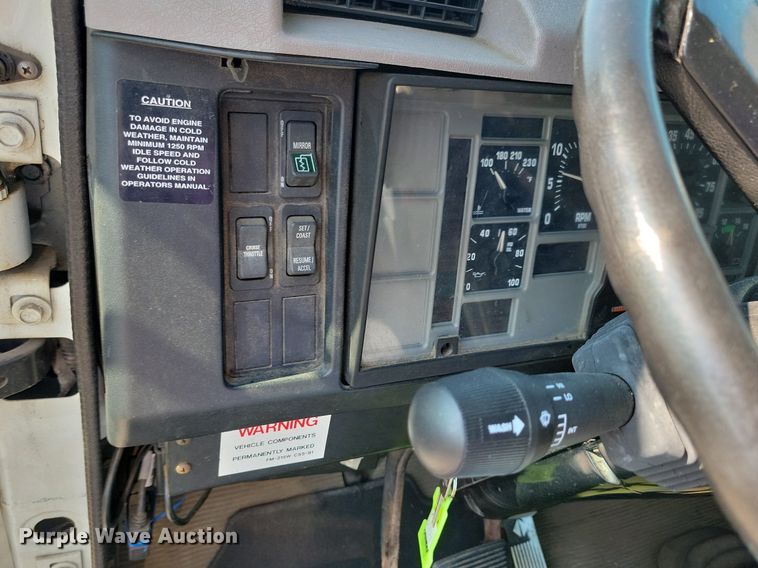 image for item JO9229 1998 International 4700  box truck