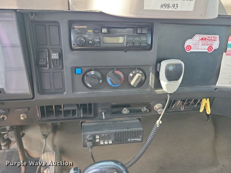 image for item JO9229 1998 International 4700  box truck