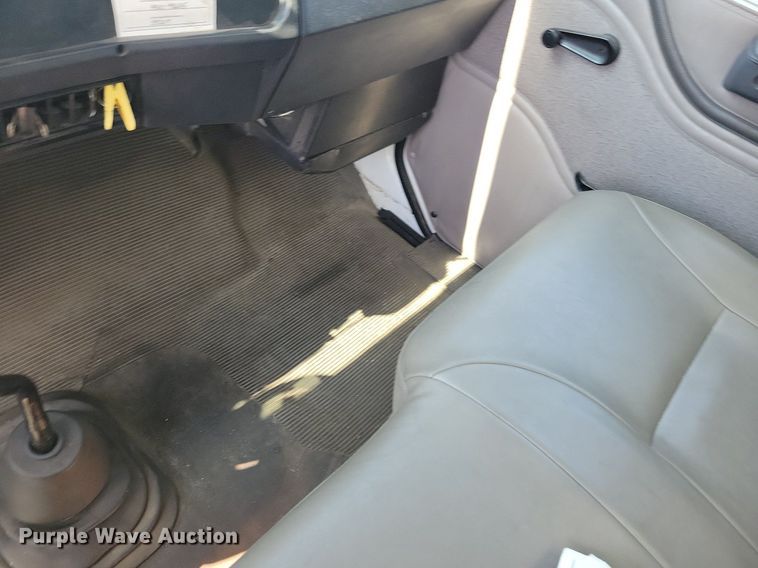 image for item JO9229 1998 International 4700  box truck