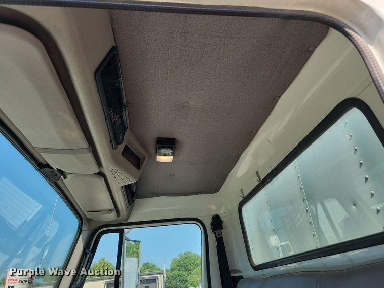 image for item JO9229 1998 International 4700  box truck