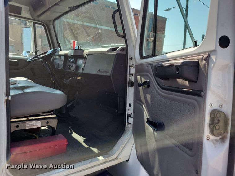 image for item JO9229 1998 International 4700  box truck