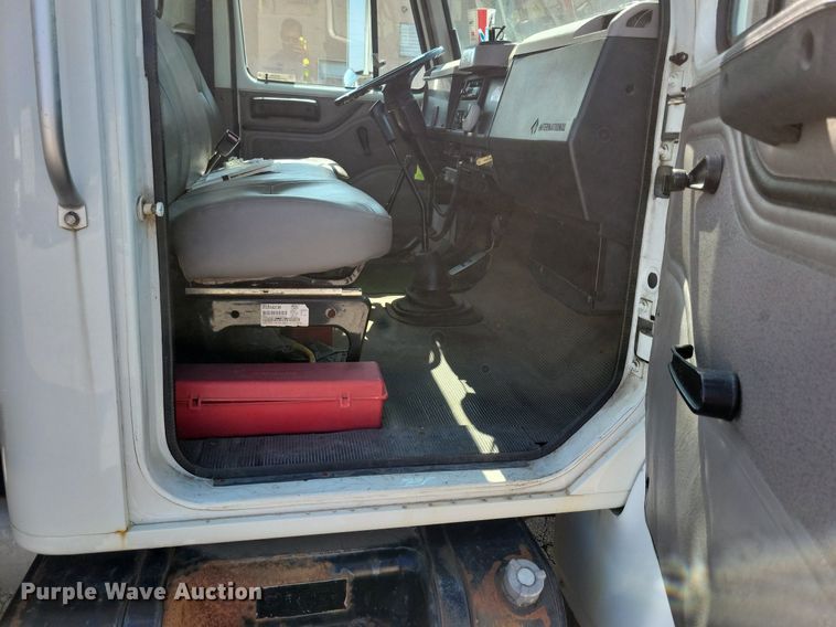 image for item JO9229 1998 International 4700  box truck