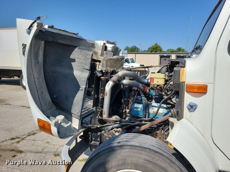 image for item JO9229 1998 International 4700  box truck