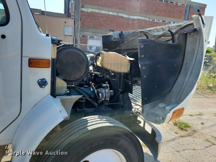 image for item JO9229 1998 International 4700  box truck