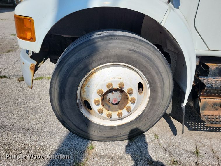 image for item JO9229 1998 International 4700  box truck