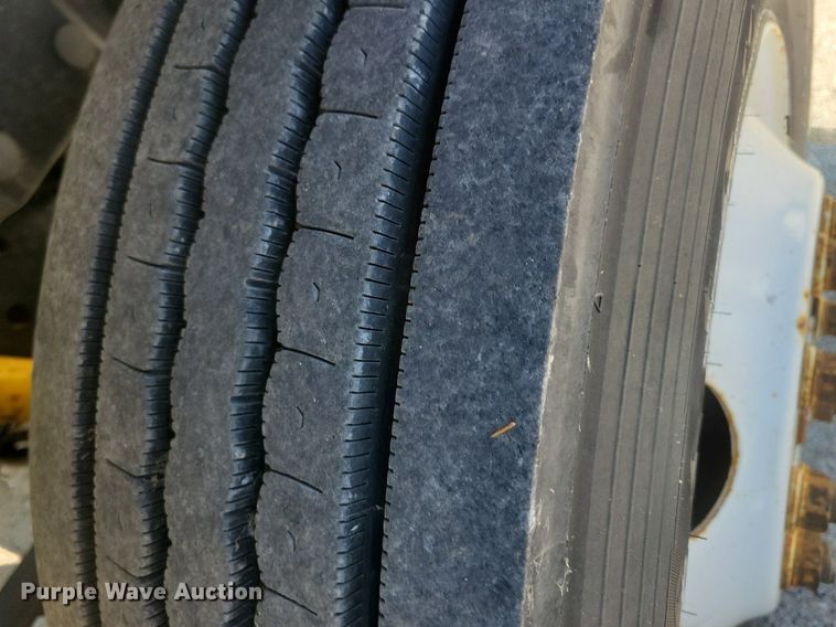 image for item JO9229 1998 International 4700  box truck