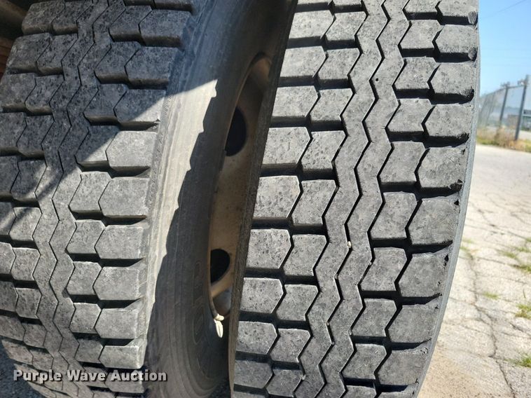 image for item JO9229 1998 International 4700  box truck